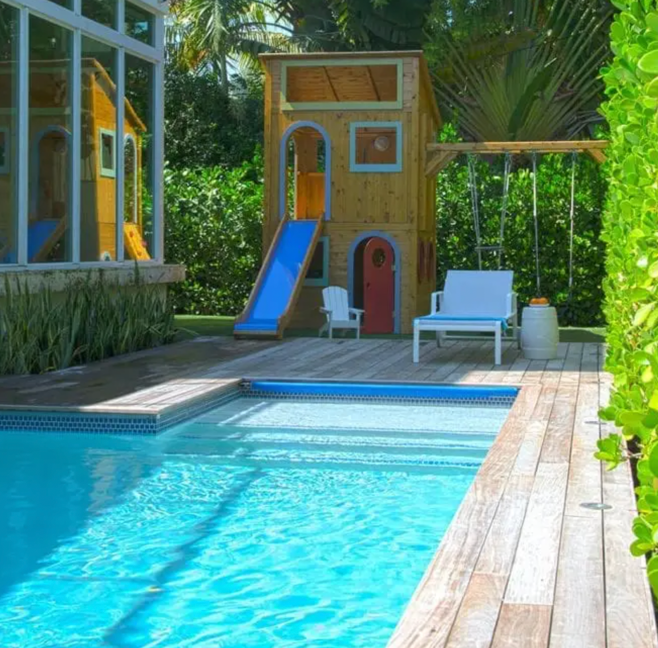 Pool und Spielbereich