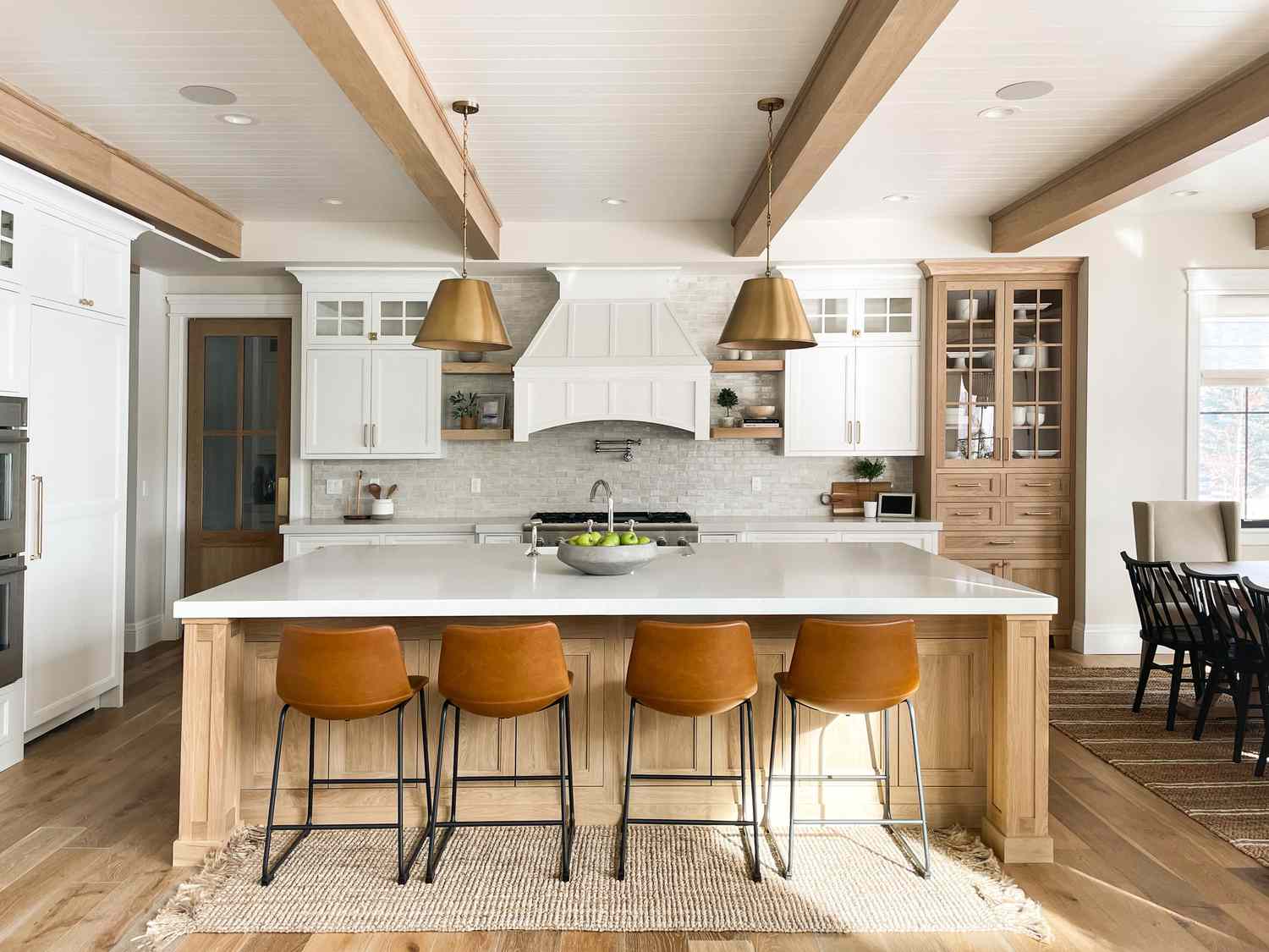 Ist Farmhouse Design für 2025 nicht mehr erhältlich? Wir haben Designer nach ihren ungefilterten Ansichten gefragt 4 Weiße Küche mit Holzakzenten