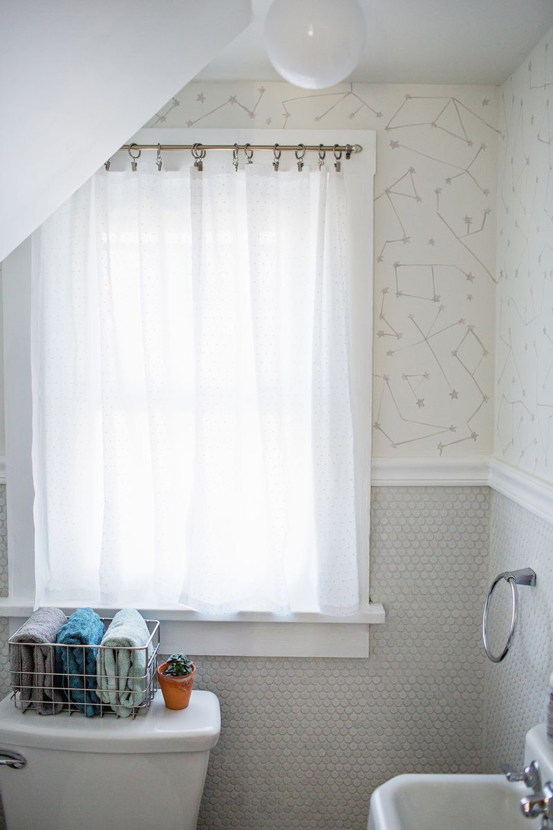Weiße DIY-Vorhänge in einem Badezimmer