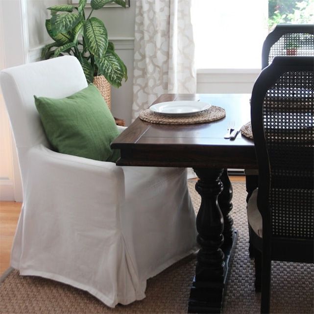 Ein Esszimmer mit DIY-Schablonenvorhängen