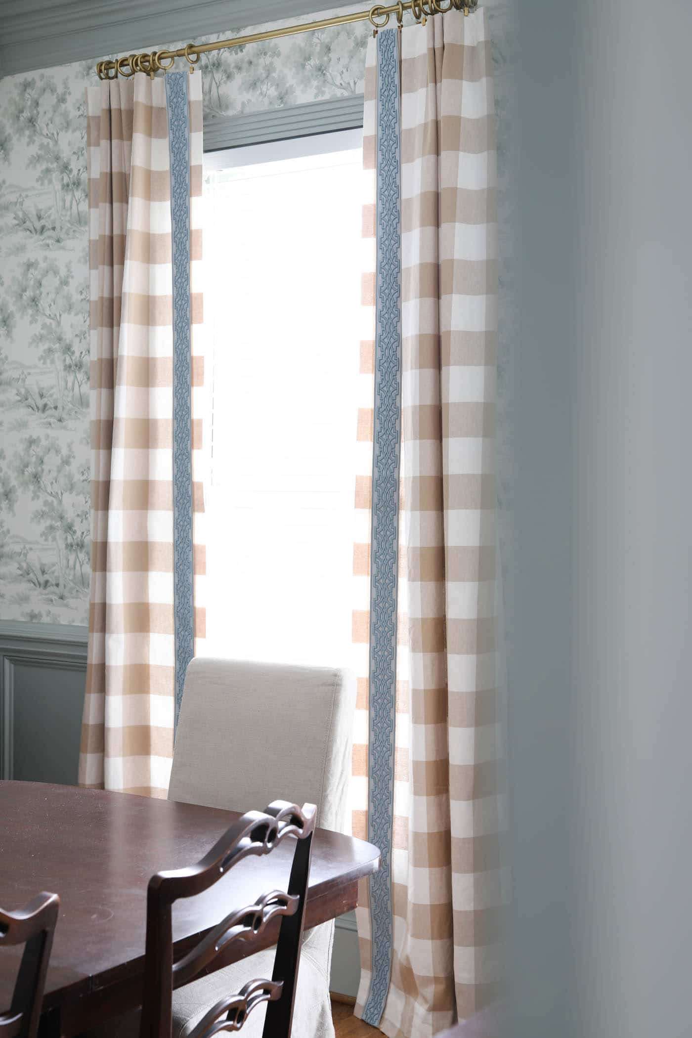DIY-Vorhänge mit Zierband hängen in einem Esszimmer