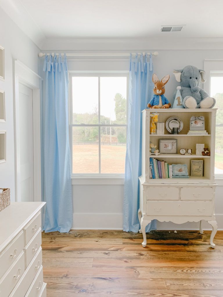 Blaue DIY-Vorhänge zum Binden in einem Kinderzimmer