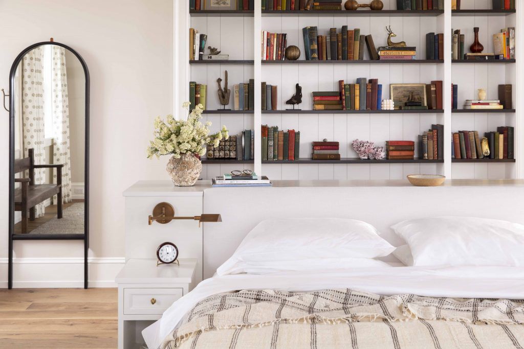 Beste Schlafzimmerideen – traditionelles Schlafzimmer mit Bücherregal-Kopfteil