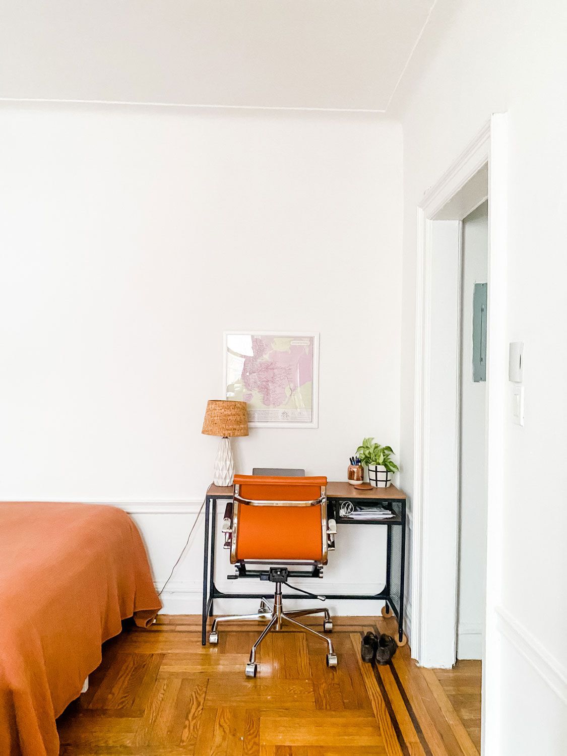 Ideen für einen Aufbewahrungsschreibtisch für ein kleines Schlafzimmer