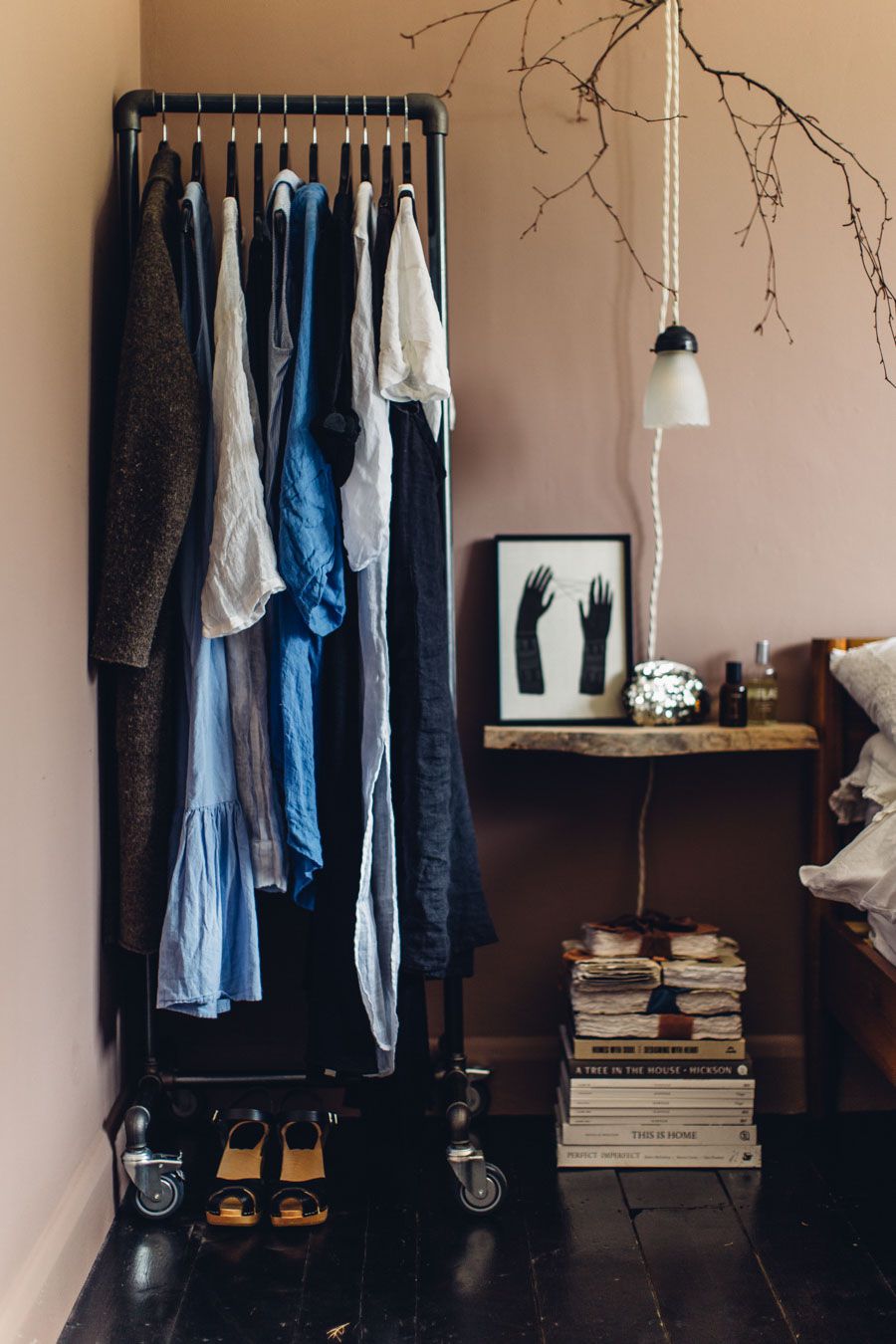 Aufbewahrungsideen für kleine Kleiderständer im Schlafzimmer