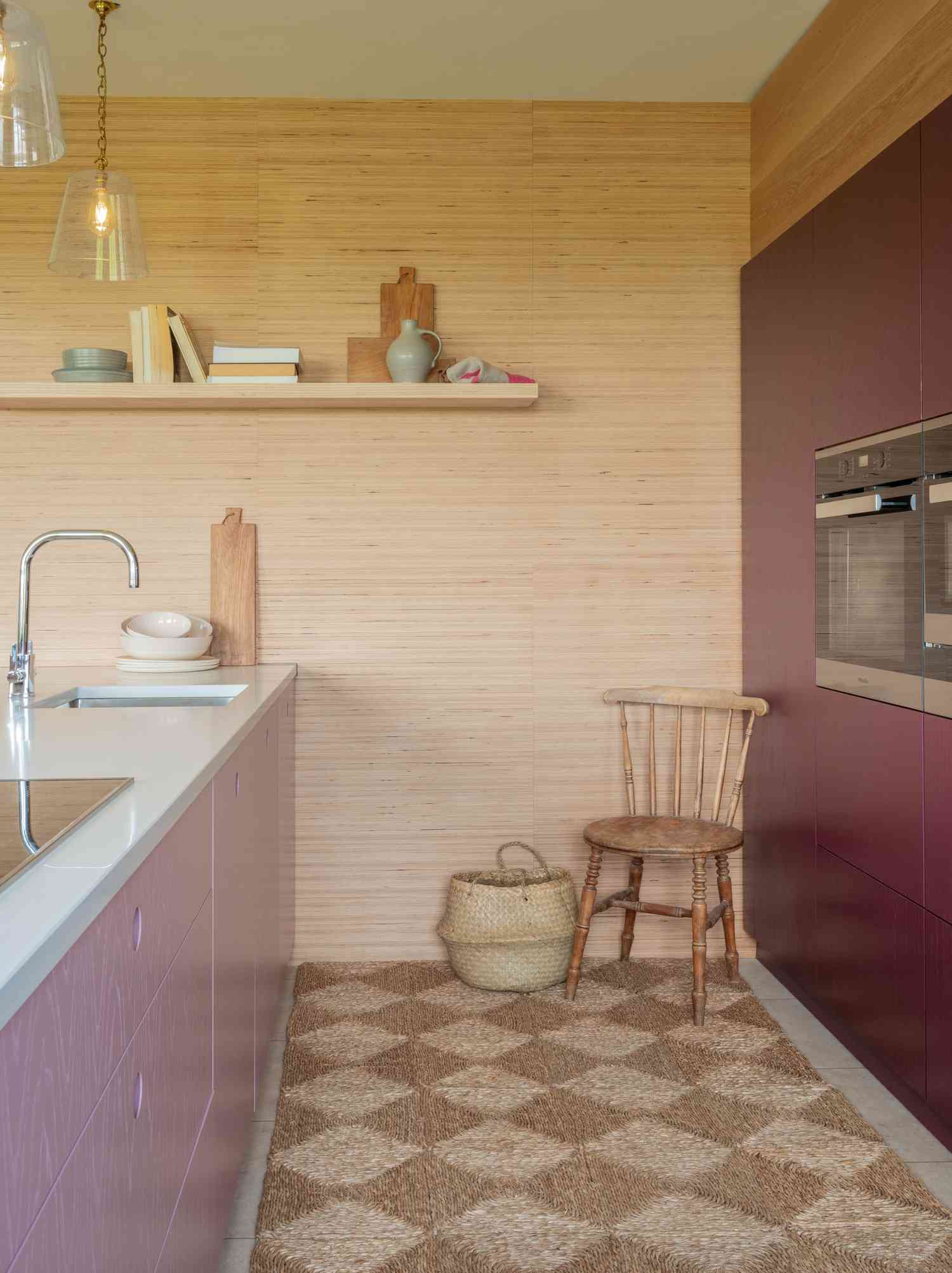 Minimalistische Küche mit kräftigen hellen und violetten Schränken