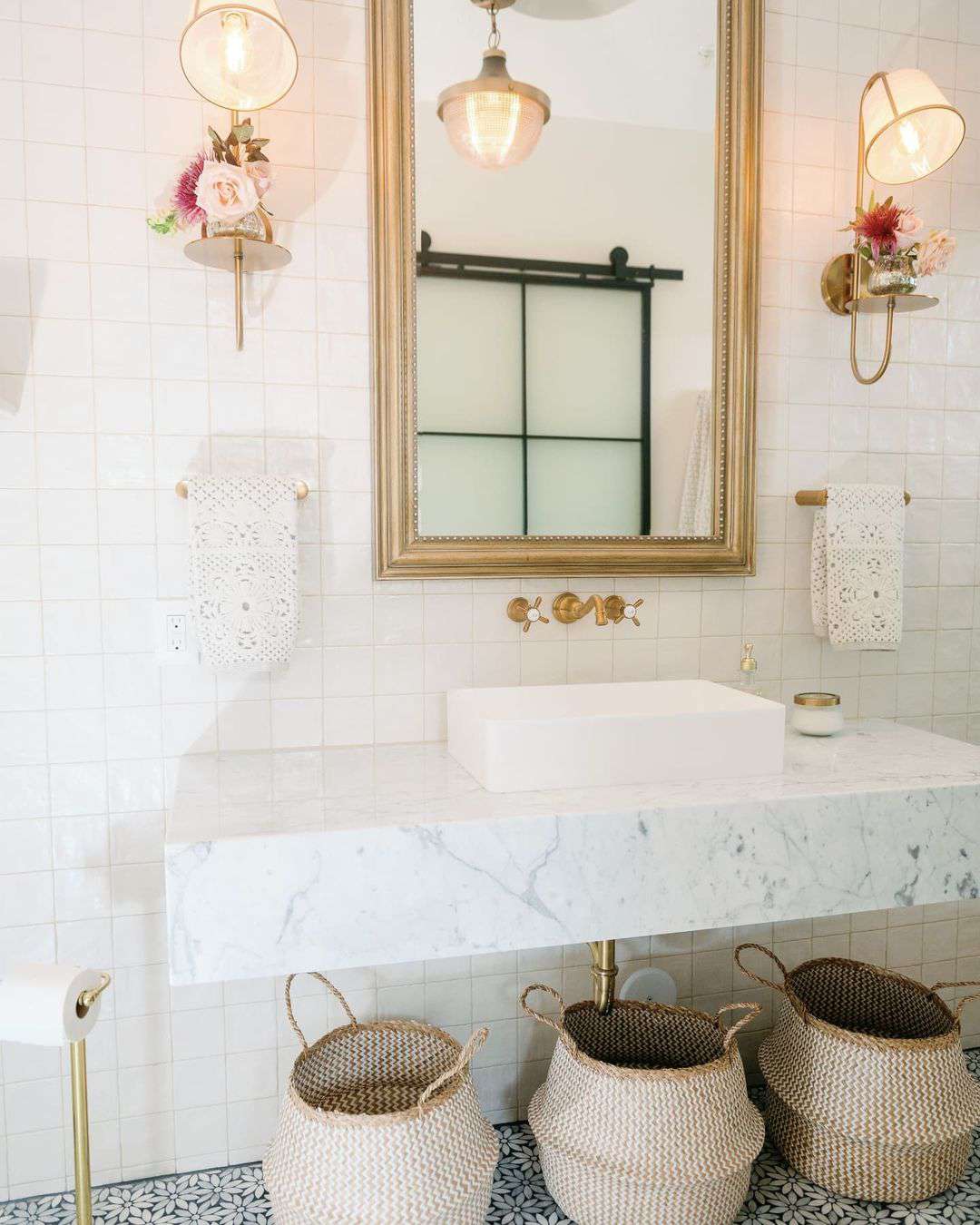 6 Clever-Tricks fürs kleine Badezimmer 10 Feminine Akzente in einem weißen Badezimmer