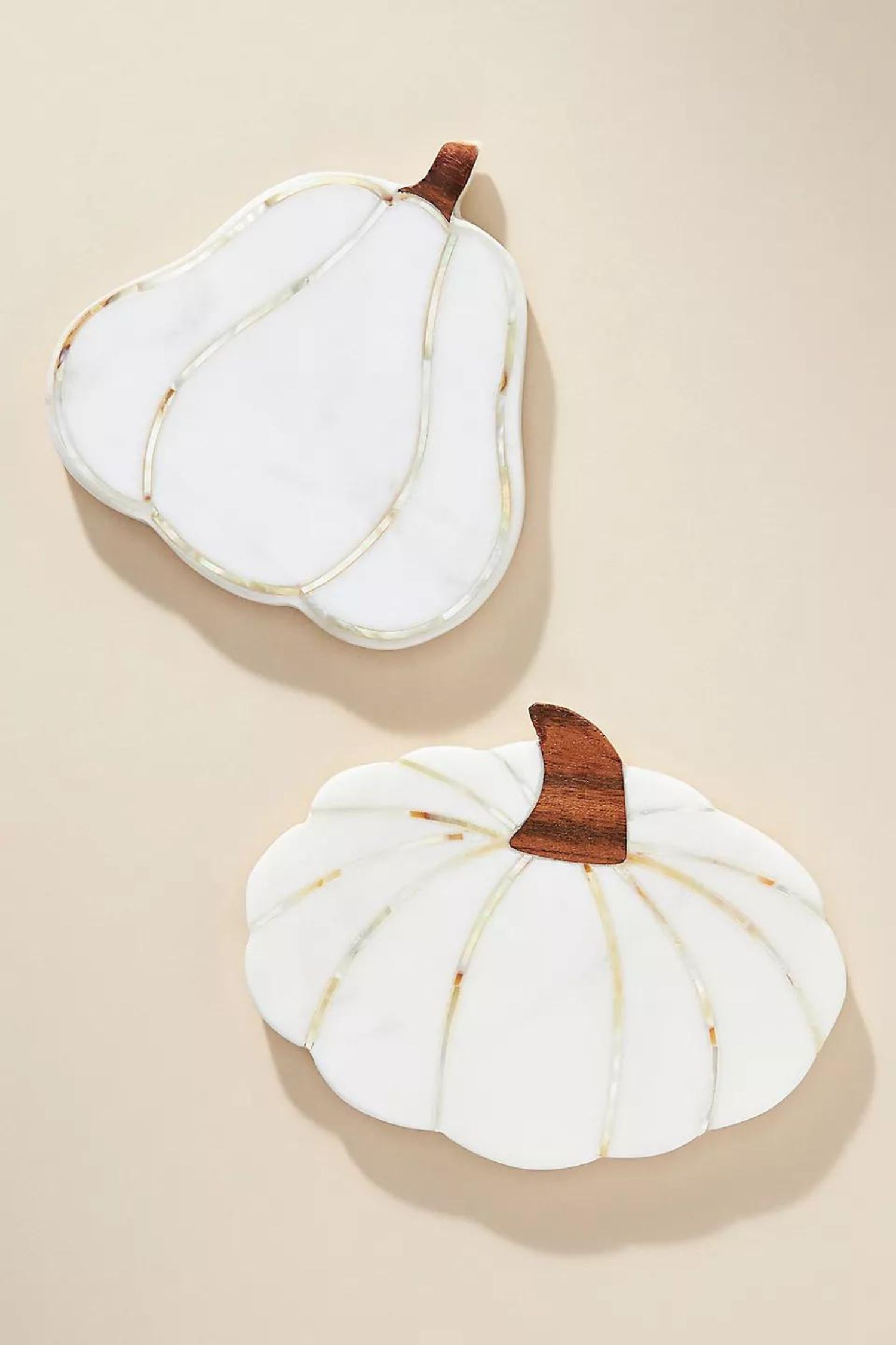 14 Herbstdekorationen von Anthropologie, die Sie nicht verpassen sollten, alle unter 20 $ 8 Ein Paar kürbis- und kürbisförmige Marmoruntersetzer mit Holzstielen