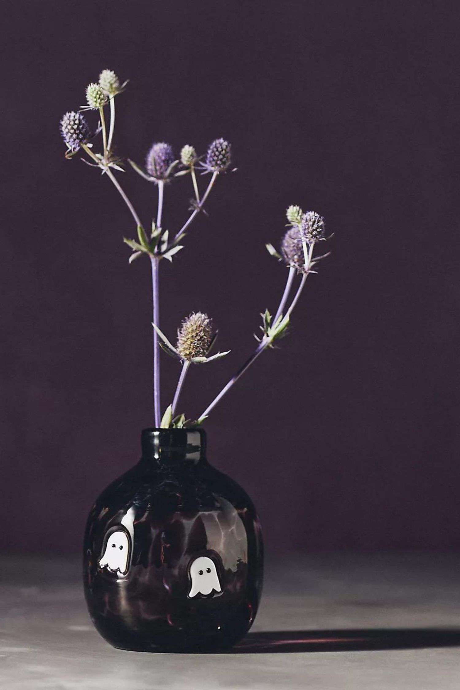 14 Herbstdekorationen von Anthropologie, die Sie nicht verpassen sollten, alle unter 20 $ 4 Eine schwarze mundgeblasene Knospenvase mit 3D-Geistern