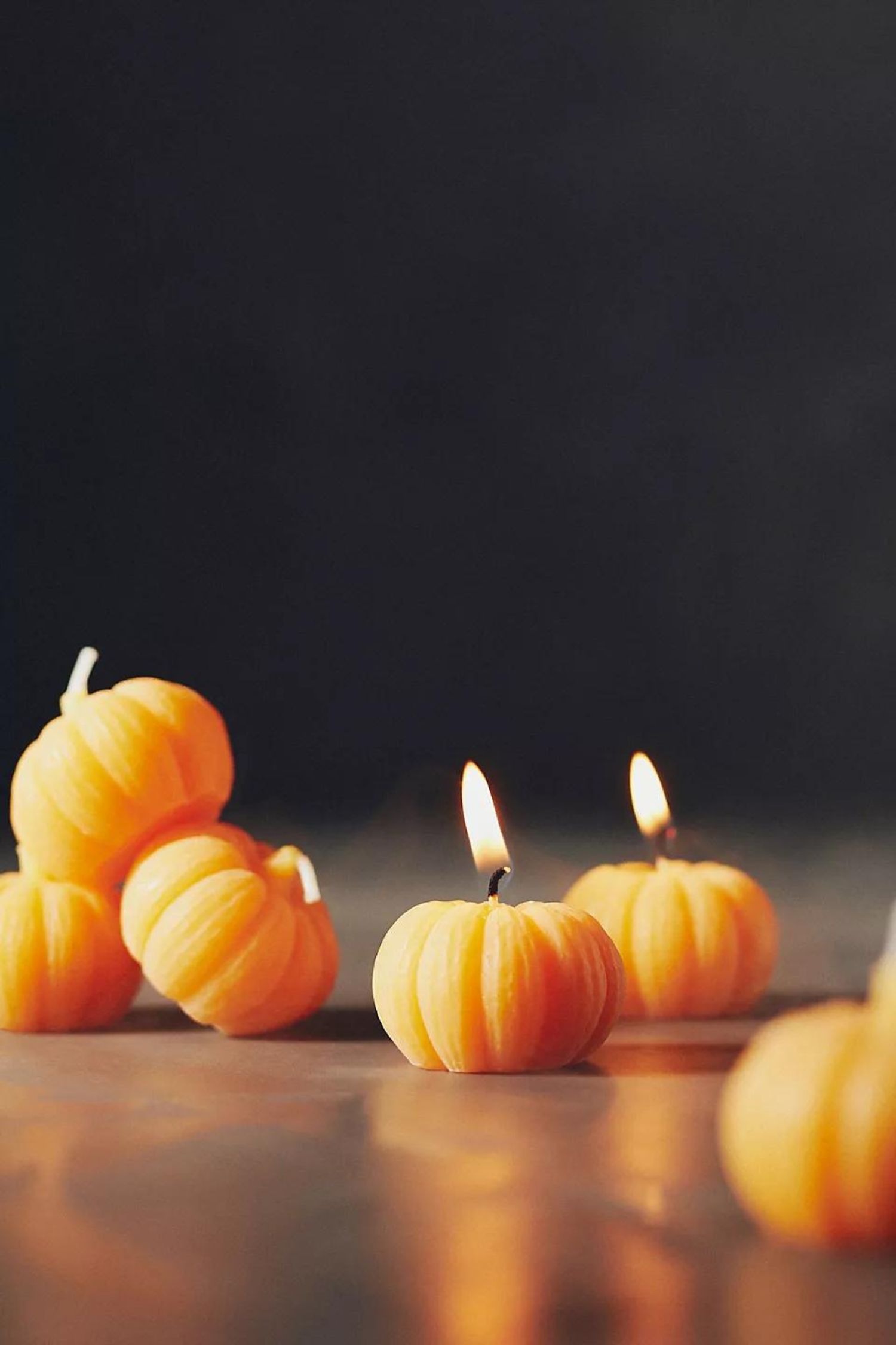 14 Herbstdekorationen von Anthropologie, die Sie nicht verpassen sollten, alle unter 20 $ 20 Ein Satz kleiner orangefarbener Kürbiskerzen