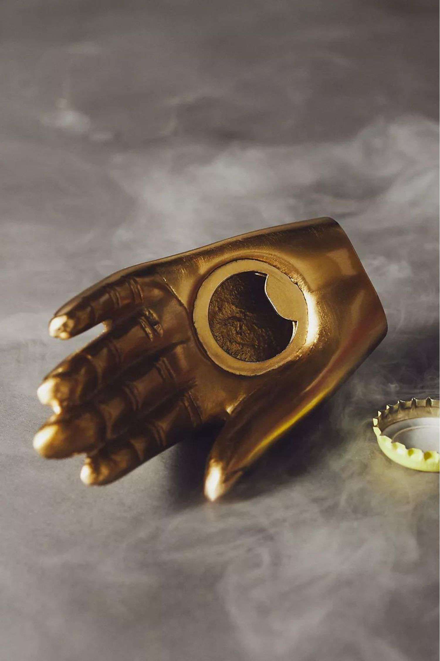 14 Herbstdekorationen von Anthropologie, die Sie nicht verpassen sollten, alle unter 20 $ 14 Ein goldener handförmiger Flaschenöffner