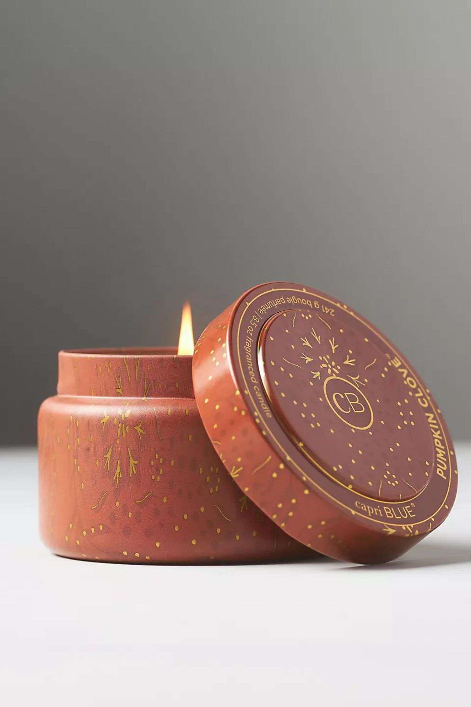 14 Herbstdekorationen von Anthropologie, die Sie nicht verpassen sollten, alle unter 20 $ 12 Eine gebrannte orange-goldene Kürbisnelken-Kerzendose