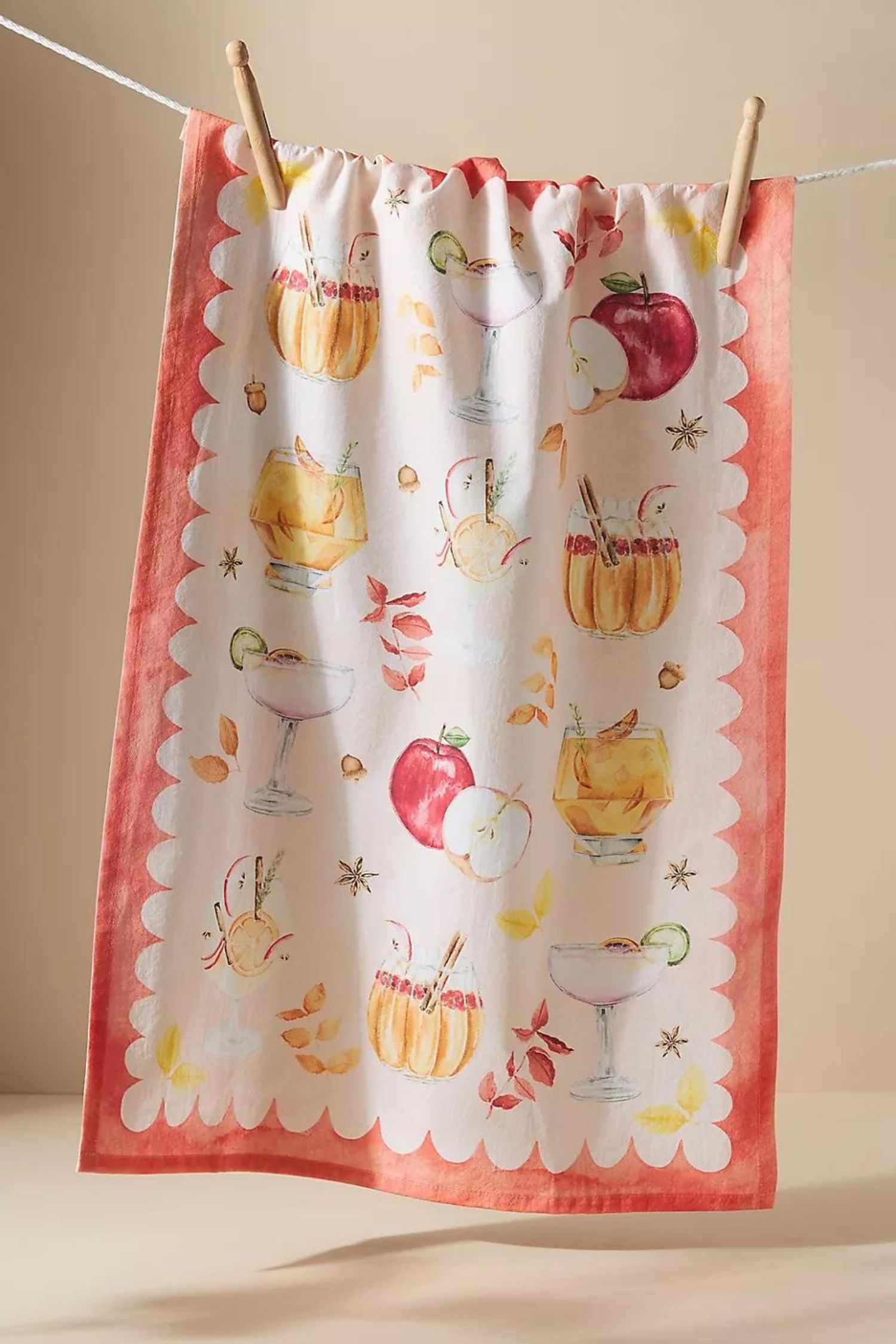 14 Herbstdekorationen von Anthropologie, die Sie nicht verpassen sollten, alle unter 20 $ 16 Ein gewelltes Geschirrtuch mit Aquarelldruck und Bildern von Herbstcocktails, Gewürzen und Äpfeln