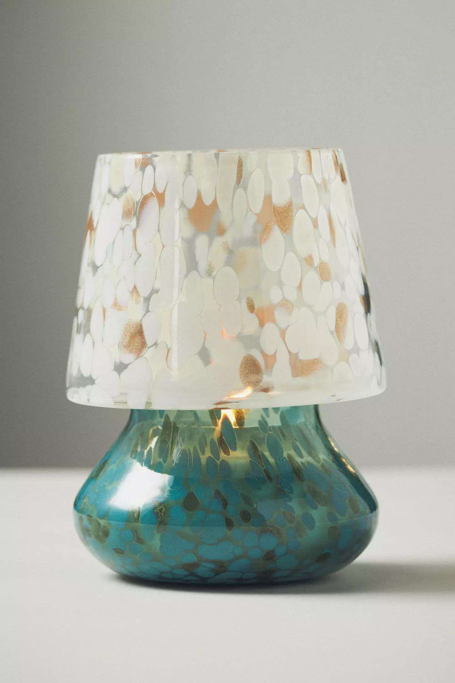 14 Herbstdekorationen von Anthropologie, die Sie nicht verpassen sollten, alle unter 20 $ 22 Eine blau-weiße mundgeblasene Glaspilz-Lampenkerze