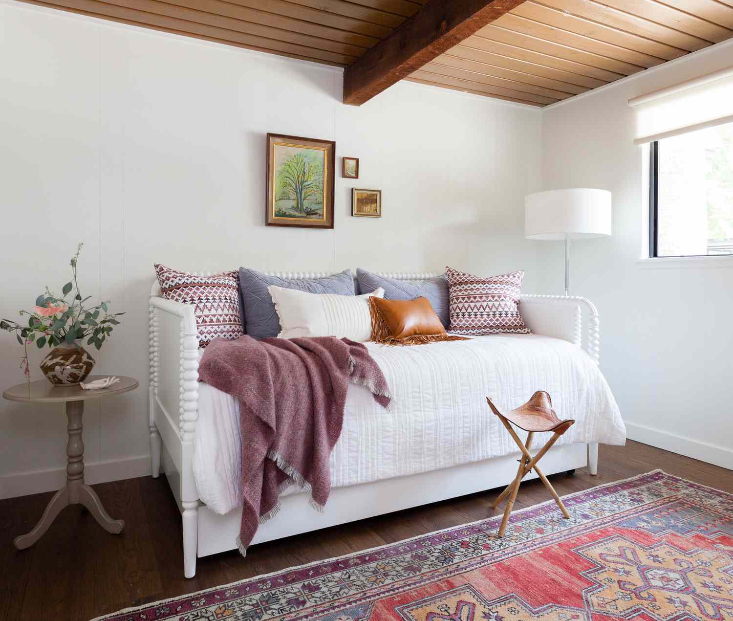 Ideen für die Gestaltung eines Tagesbetts für ein kleines Schlafzimmer