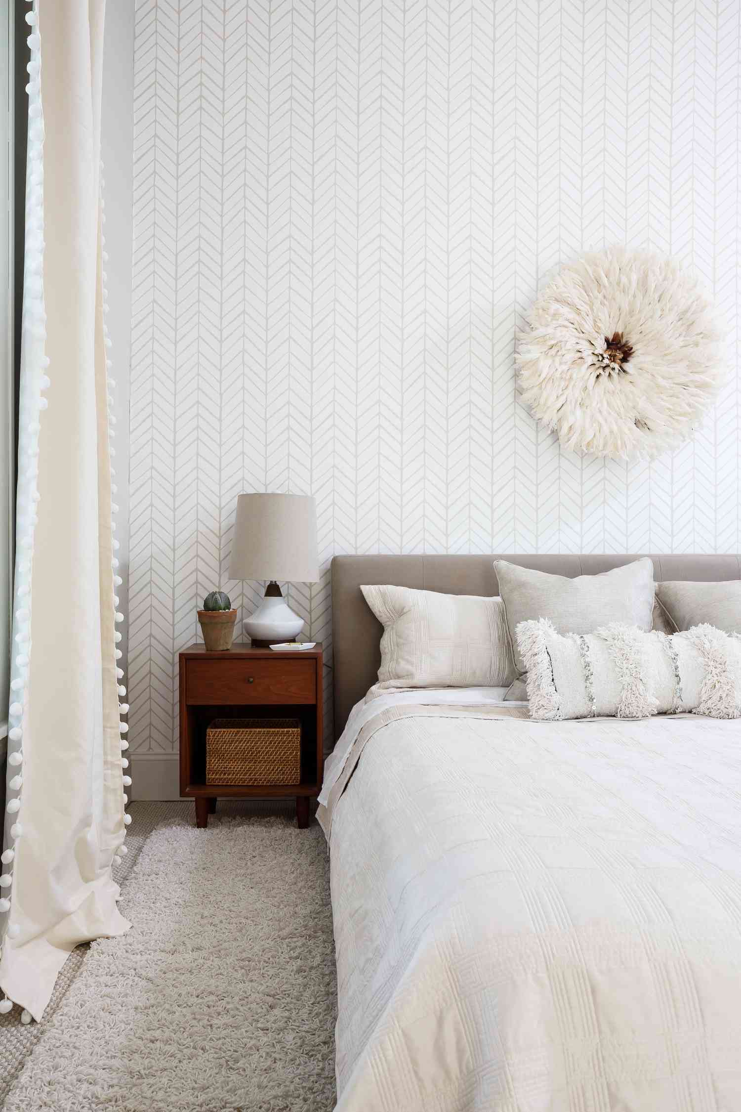 Nachttisch in einem Boho-Zimmer