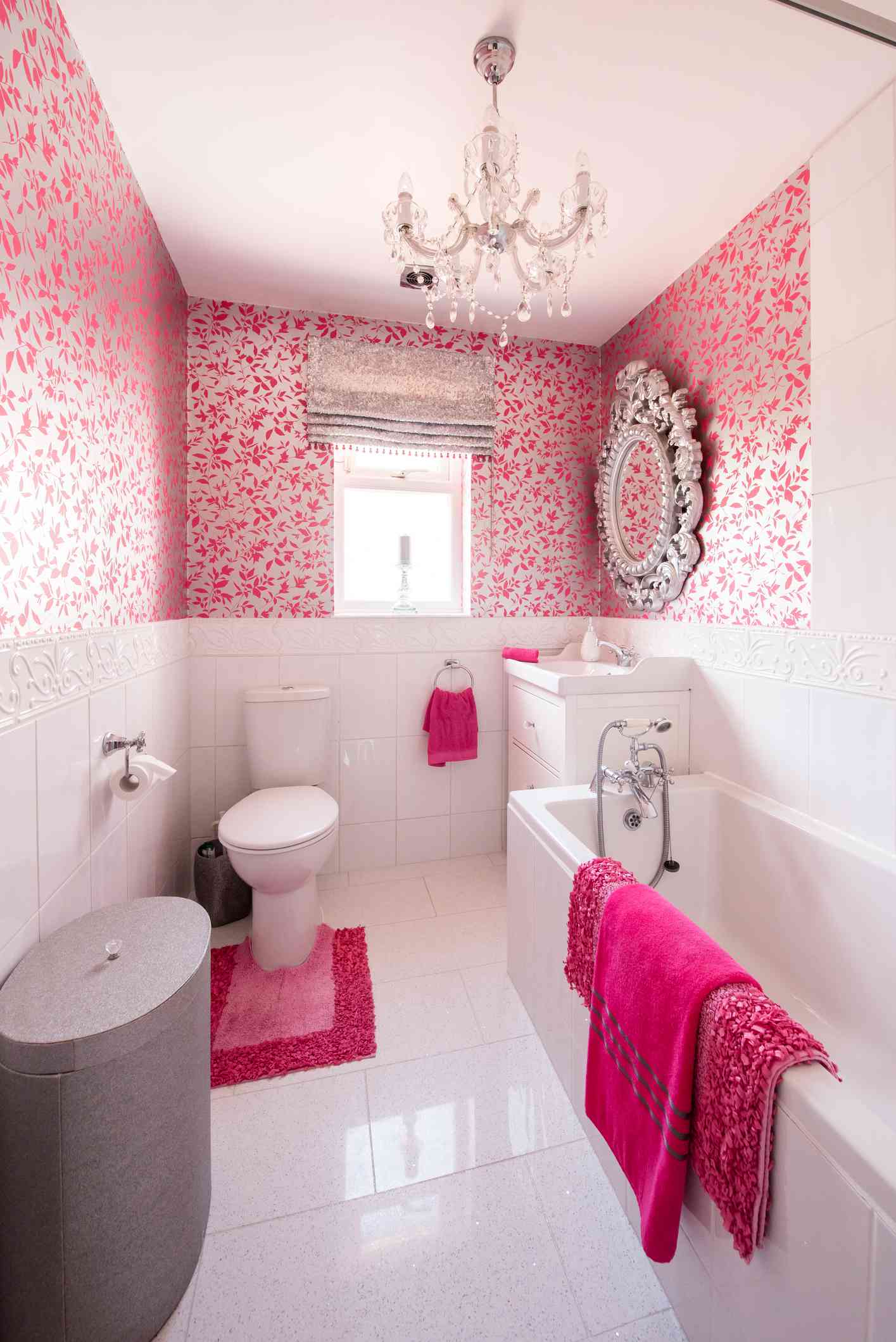 5 Badezimmerfarben, die laut Designer so veraltet sind 6 Rosa Badezimmer mit Kronleuchter und verzierter Spiegel