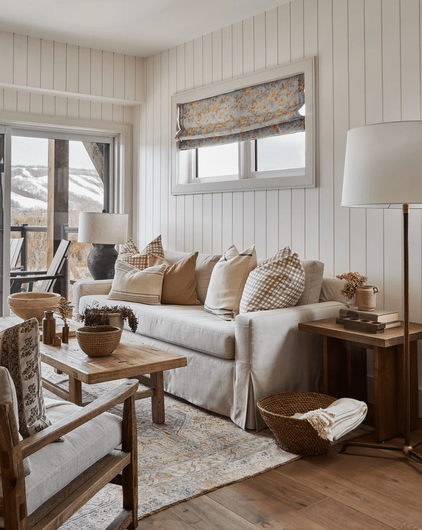 Rechteckiger Couchtisch aus Holz in einem Wohnzimmer