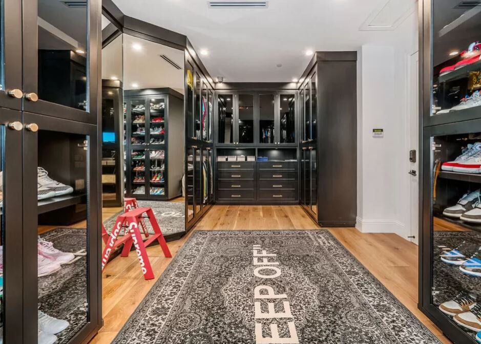 Großer begehbarer Kleiderschrank mit Teppich