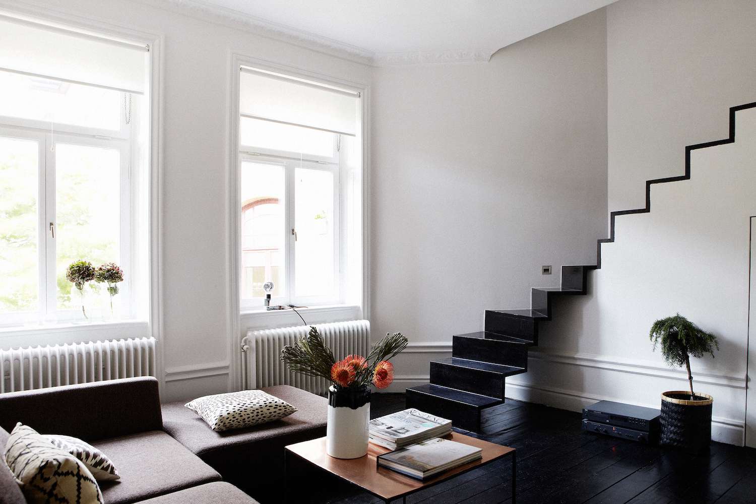 schwarz lackierte Metalltreppe