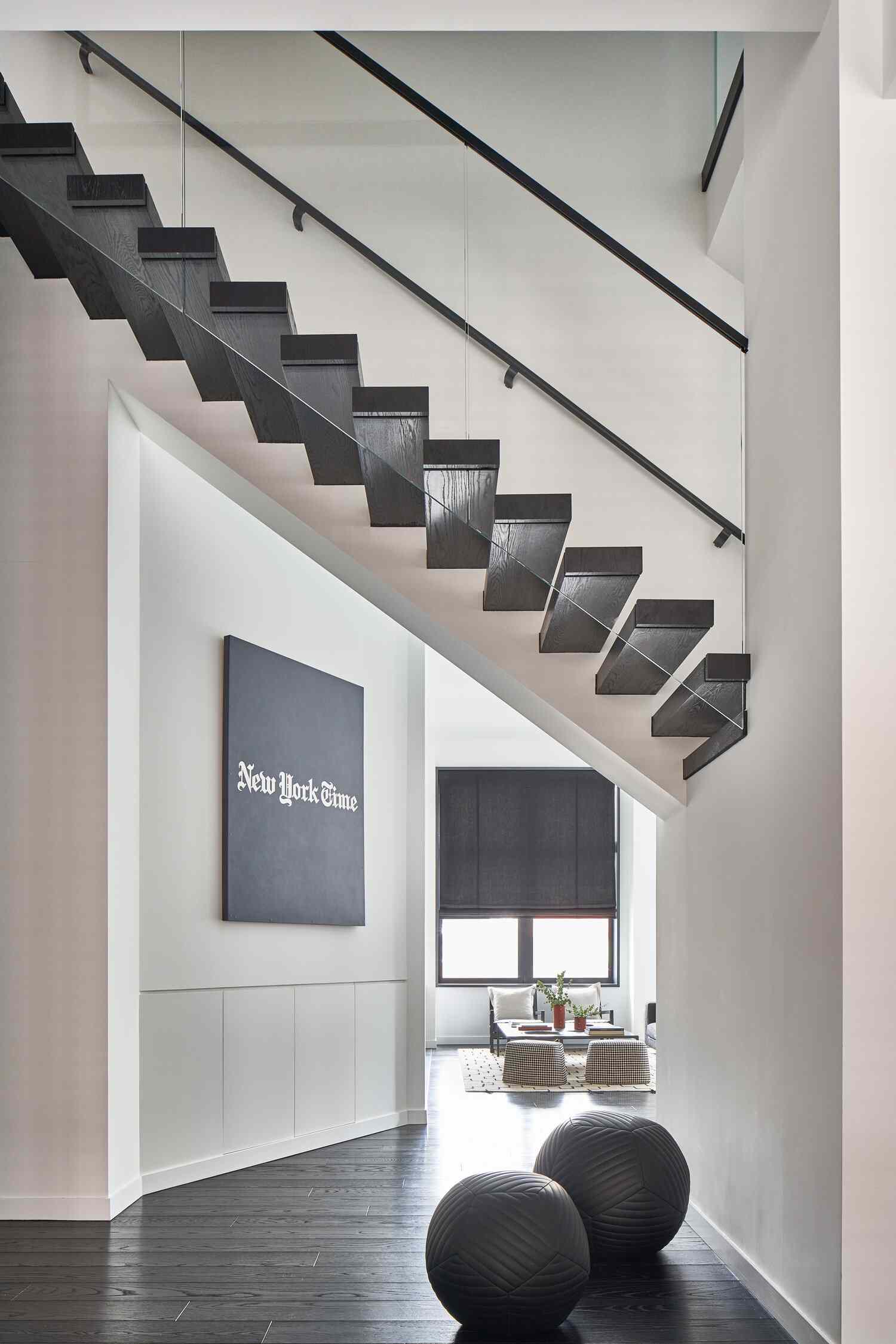 Moderne schwarz gestrichene Treppe