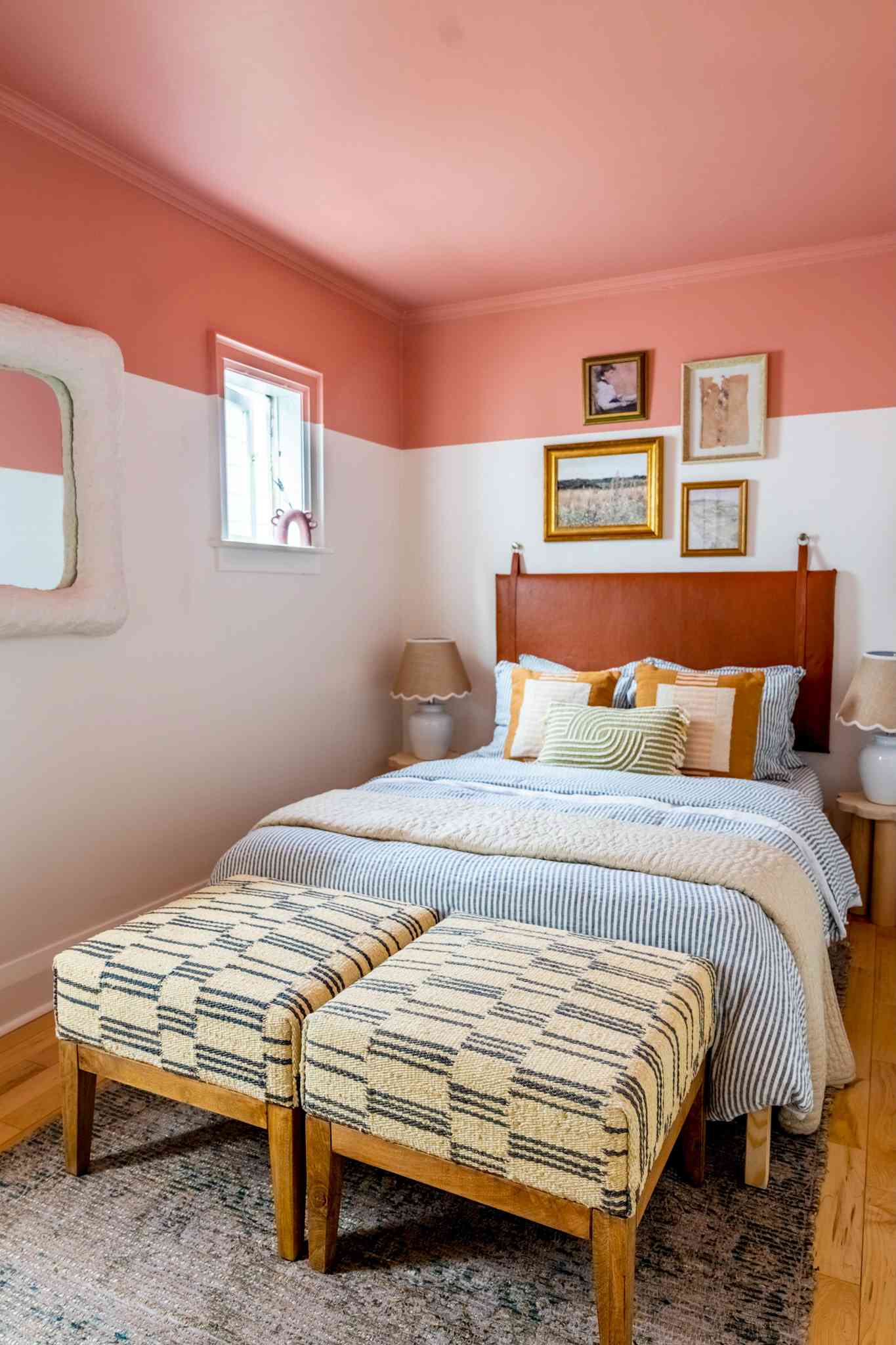 Korallenfarbe in einem Schlafzimmer an der Decke.