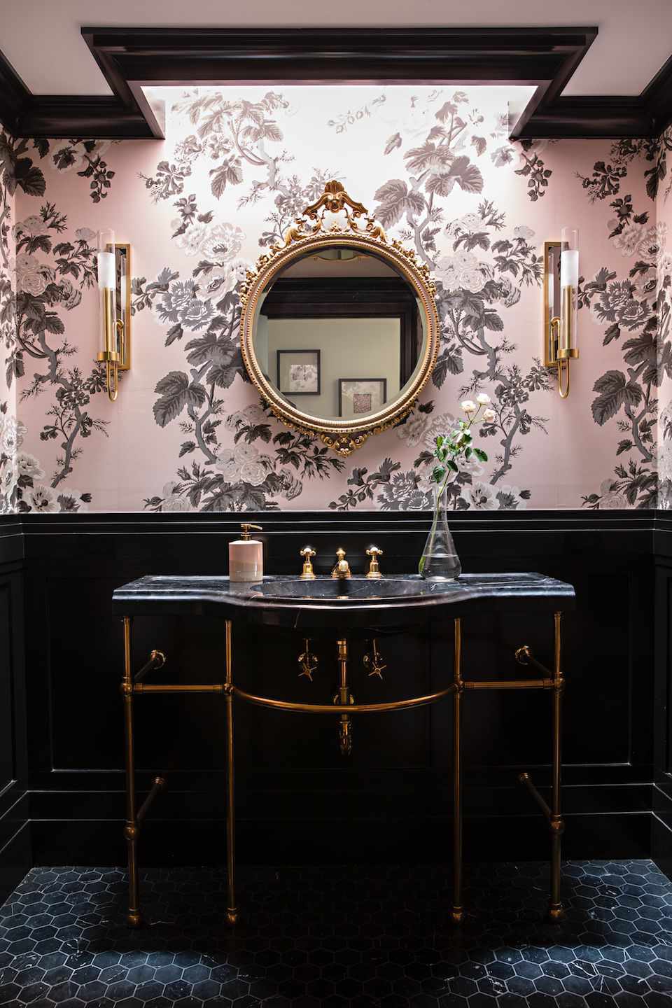 Rosa und schwarzes Badezimmer