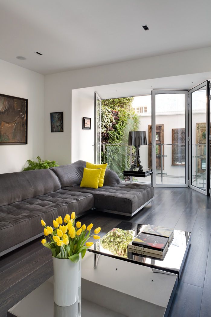 graues Sofa mit gelben Akzenten
