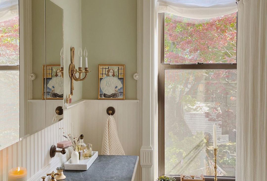 24 Badezimmer-Ideen für Wohnungen, die ein stilvolles Flair verleihen 2 Grünes Vintage-Badezimmer mit goldenen Dekorakzenten