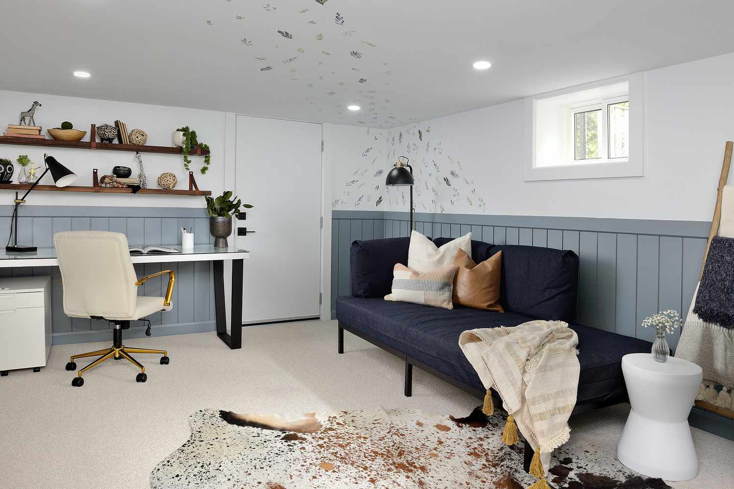 Ein Home-Office-Keller mit einem Tagesbett
