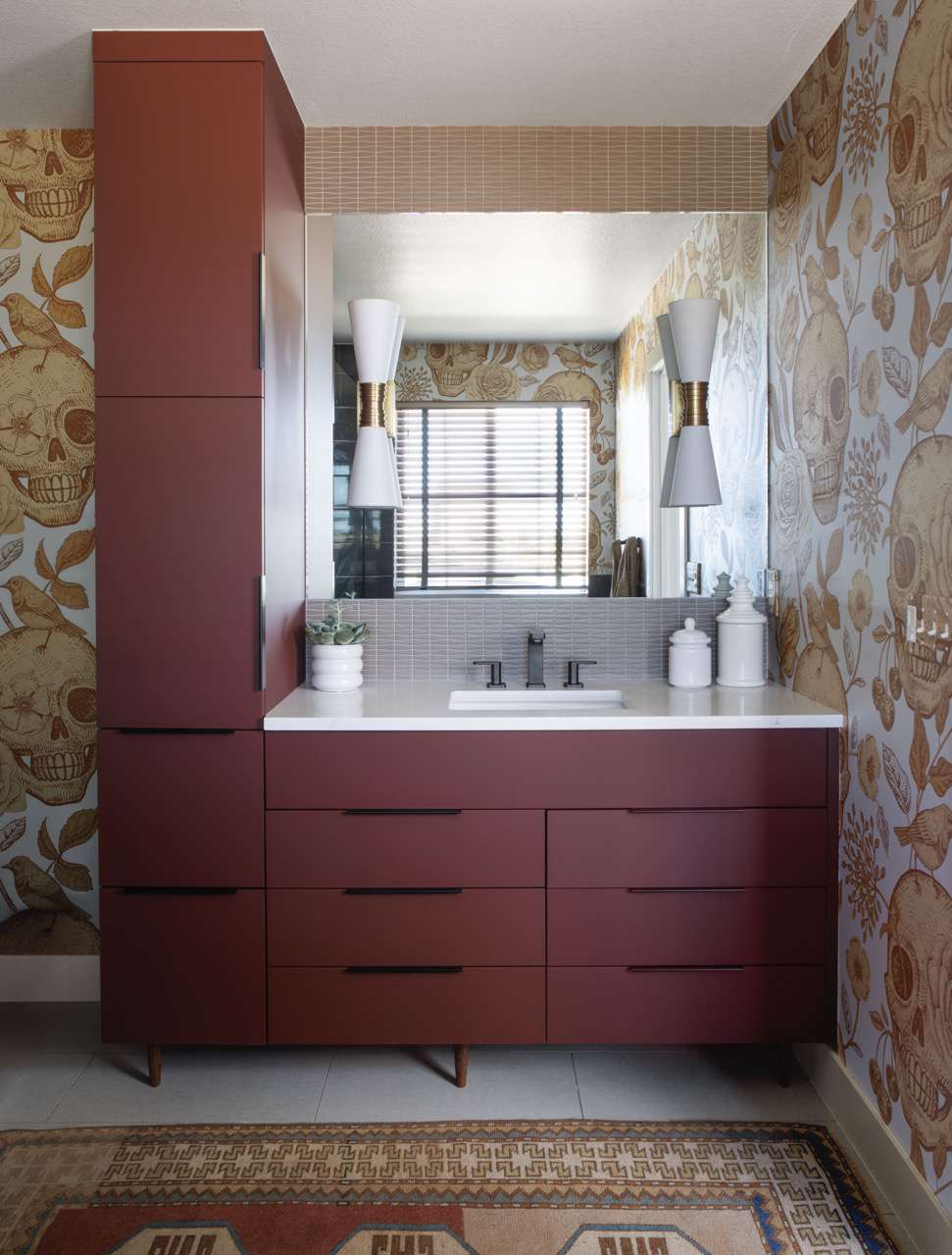 Rotes Badezimmer mit gelber Tapete