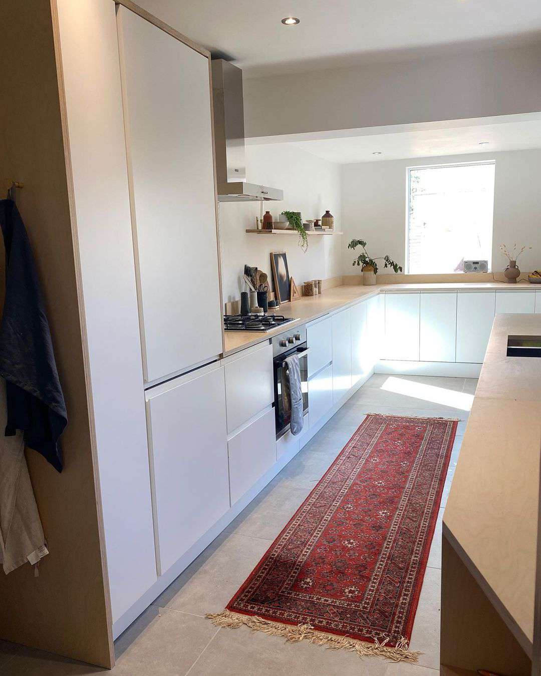moderne weiße Pantryküche