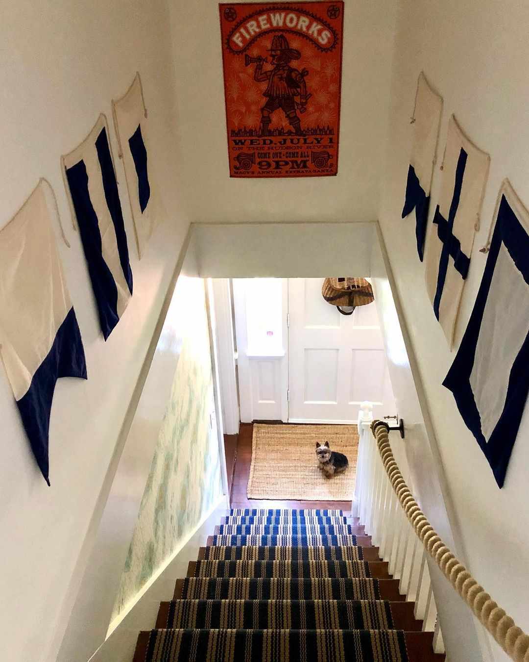 Fahnen im Treppenhaus