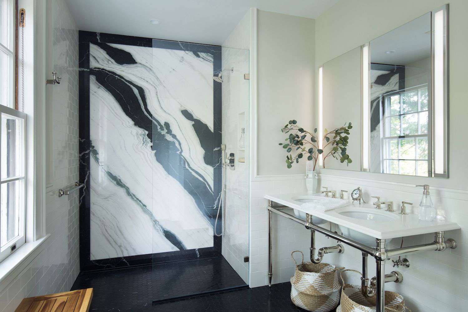schwarze Dusche und Bodenfliesen im Badezimmer