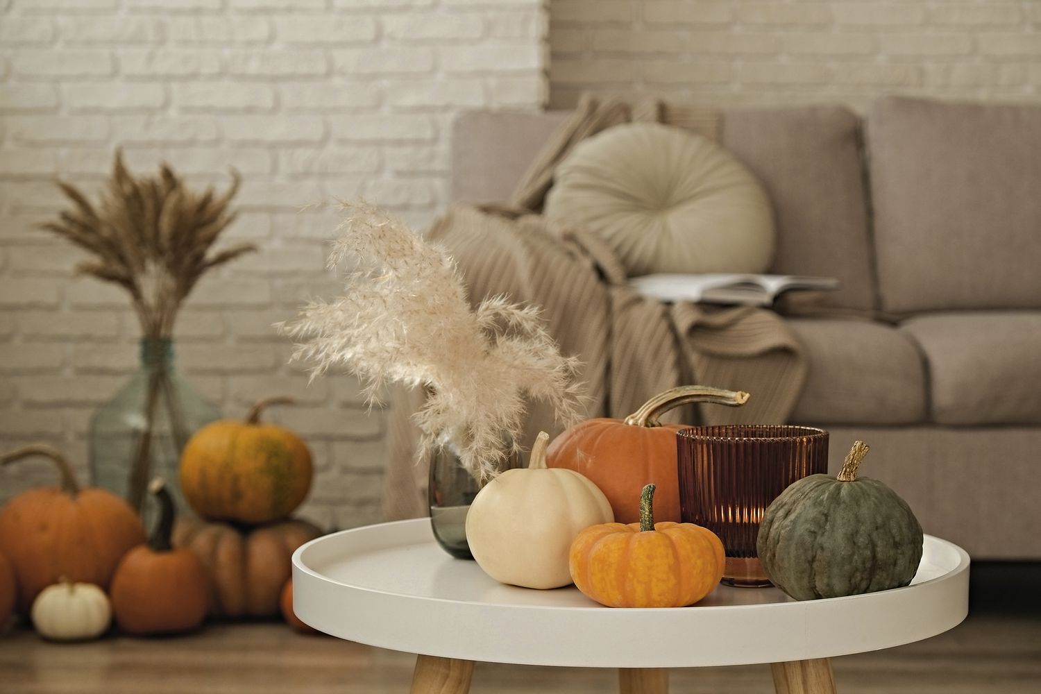 6 Dekorationsfehler im Herbst, die Sie in dieser Saison unbedingt vermeiden sollten 2 Neue Herbstdekorationsgegenstände im Wohnzimmer