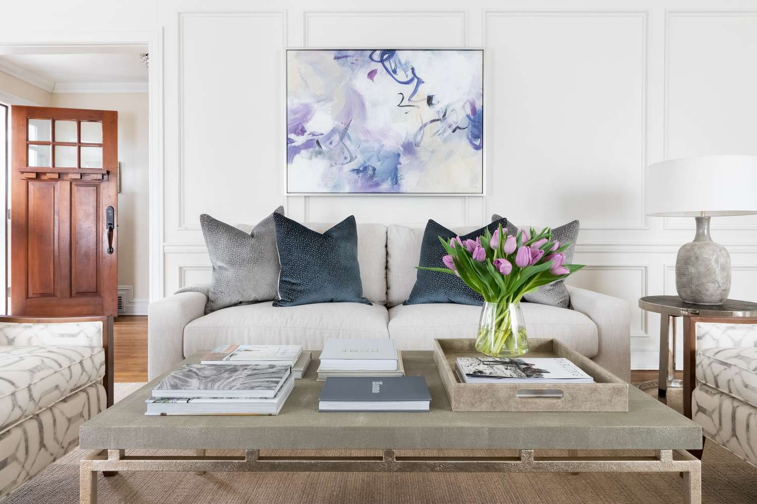6 Möglichkeiten, Ihrem Zuhause das Gefühl zu geben, Sie selbst zu sein 2 Originale abstrakte Kunst im Wohnzimmer