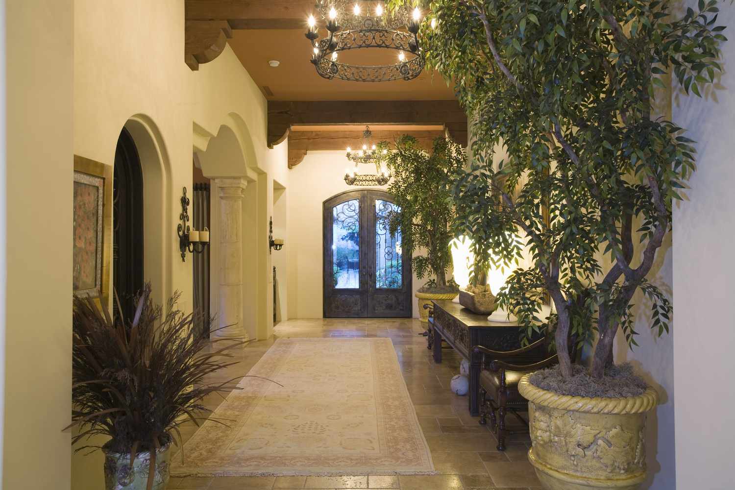 Die 12 besten Haustürpflanzen für gutes Feng Shui 2 ein Foyer mit einer großen Zimmerpflanze und einem Baum