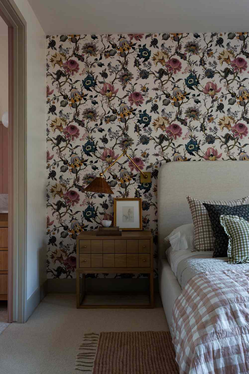 Die Dekortrends der 90er sind wieder voll im Trend – 6 Trends, die Sie diese Saison ausprobieren sollten 2 kräftige Blumentapete vor karierten Textilien