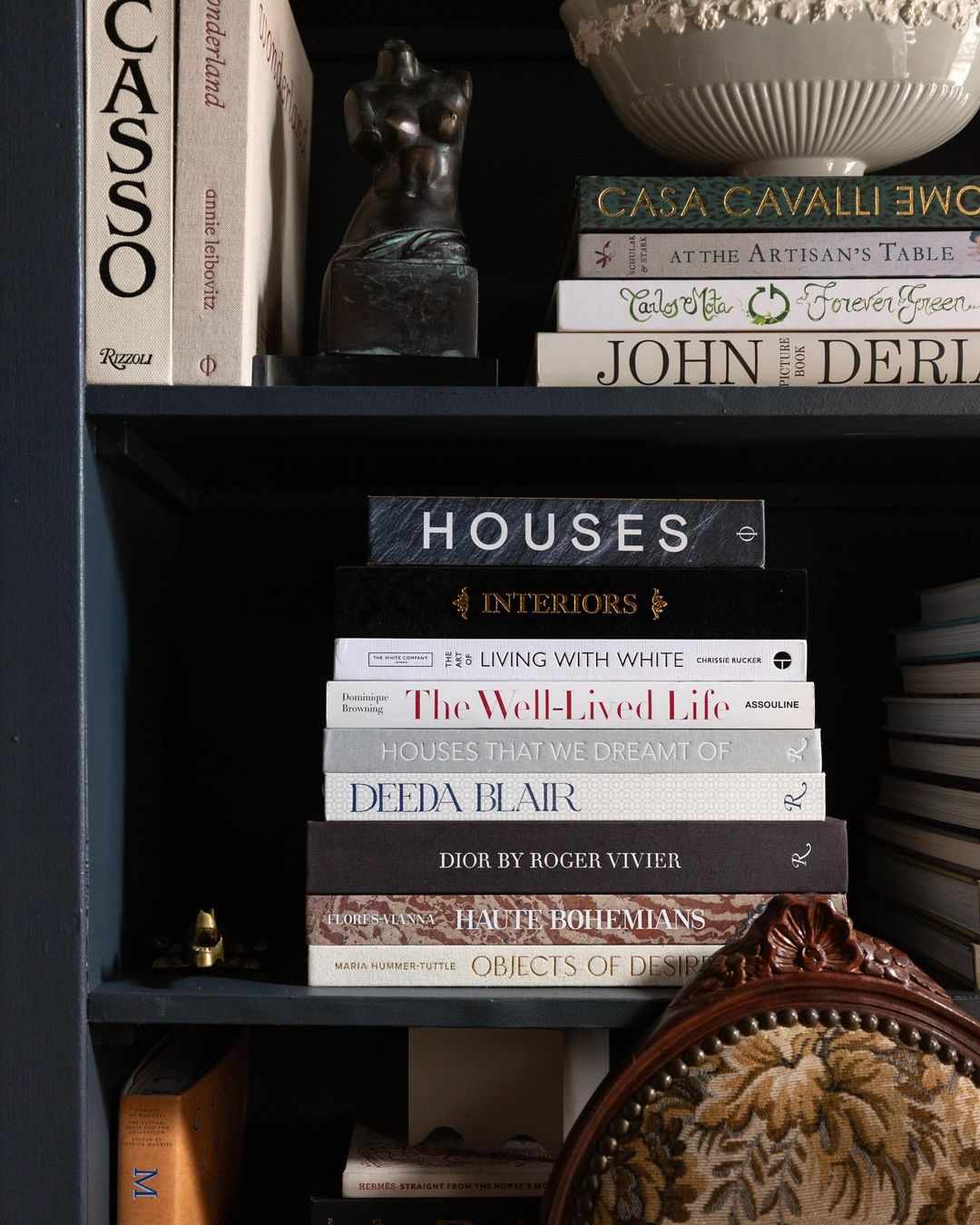 Ich habe eine Wohnung in Reno vorgetäuscht, indem ich mieterfreundliche architektonische Details hinzugefügt habe – so geht's 12 Marineblaue Einbauschränke mit Büchern