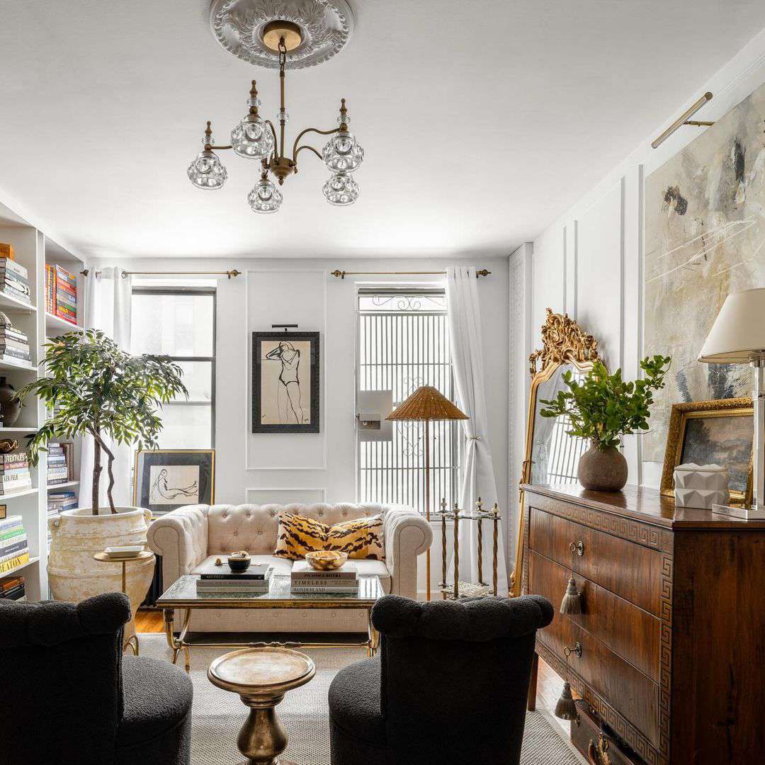 Ich habe eine Wohnung in Reno vorgetäuscht, indem ich mieterfreundliche architektonische Details hinzugefügt habe – so geht's 8 Kronleuchter im Mietwohnzimmer