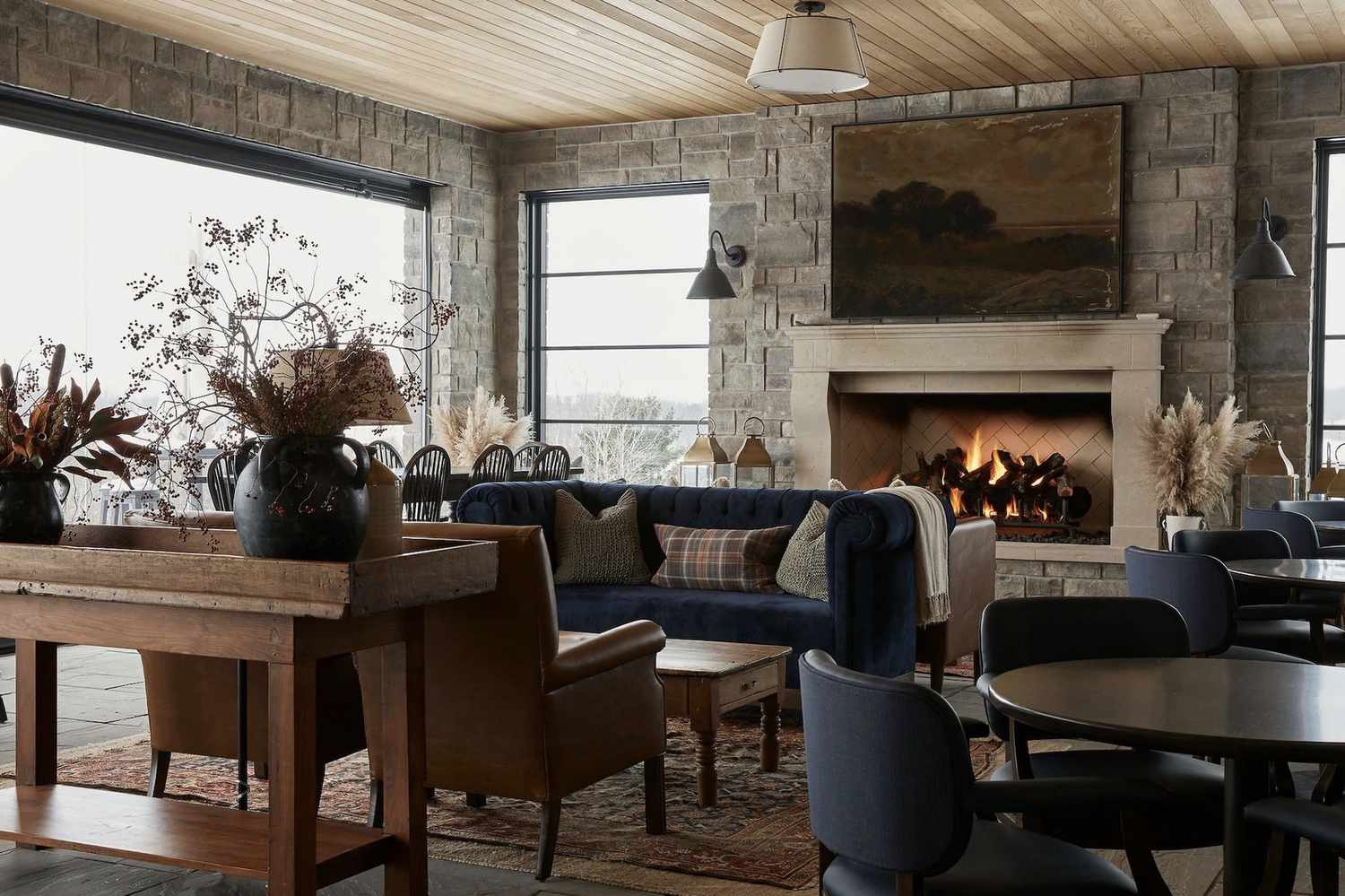 Ist Farmhouse Design für 2025 nicht mehr erhältlich? Wir haben Designer nach ihren ungefilterten Ansichten gefragt 2 Atemberaubendes Vintage-Wohnzimmer