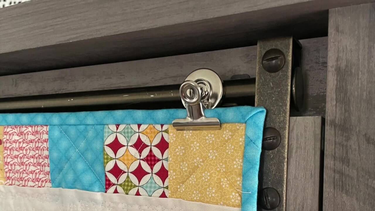 So hängen Sie einen Wandteppich auf 15 verschiedene Arten auf 14 Steppdecke mit Metallklammern aufgehängt