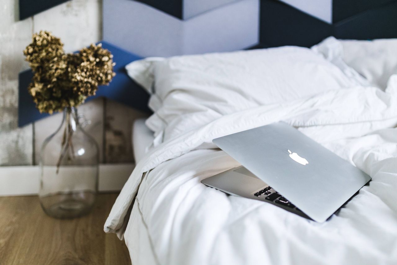Laptop auf dem Bett