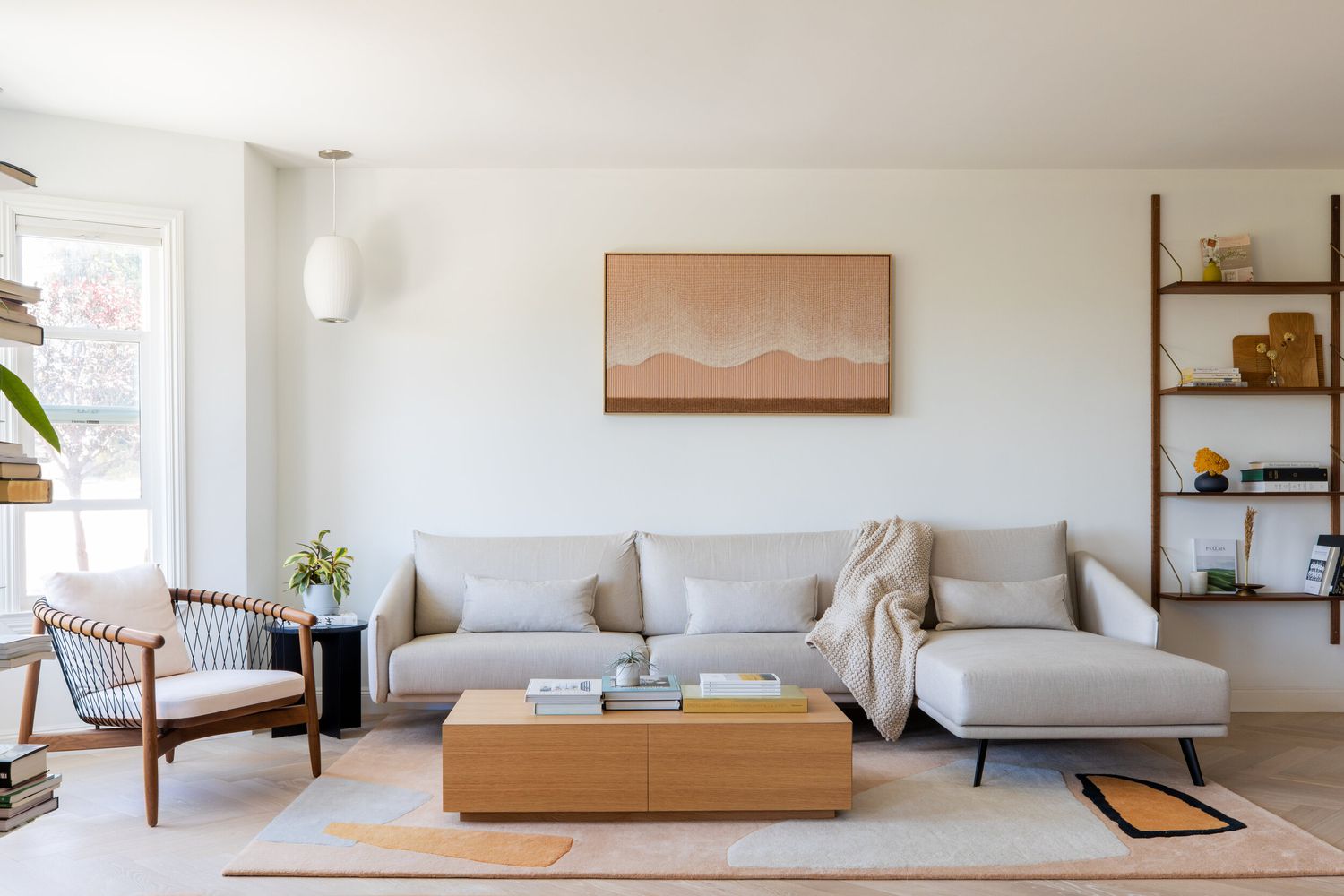 Sofa vs. Couch: Form, Größe und bevorzugte Begriffe 4 Graues Sofagarnitur im Wohnzimmer