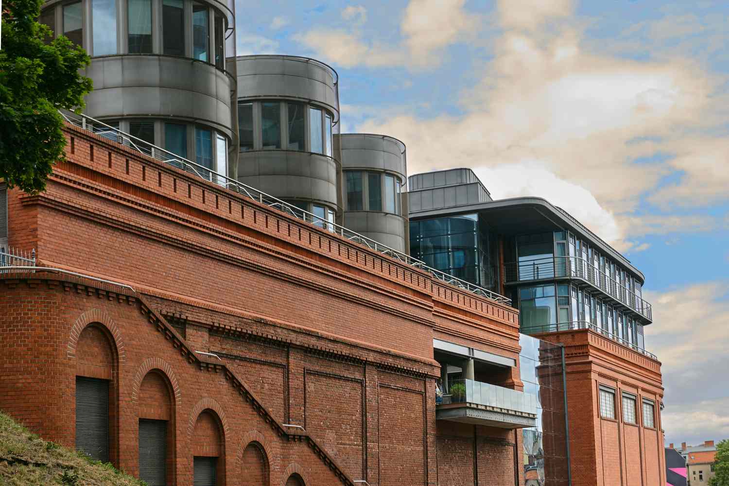 Was ist Industriearchitektur? 2 Rote Backsteinmauern in einer alten Brauerei in Posen, Polen