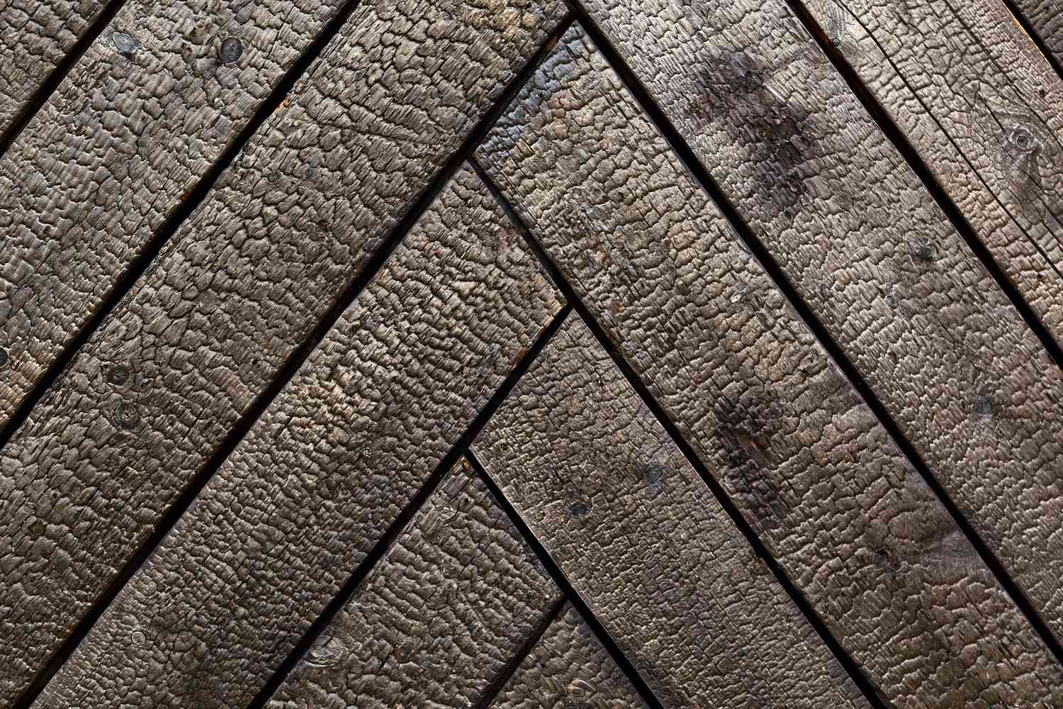 Was ist Shou Sugi Ban (Yakisugi)? 2 Nahaufnahme von verbranntem Zedernholz