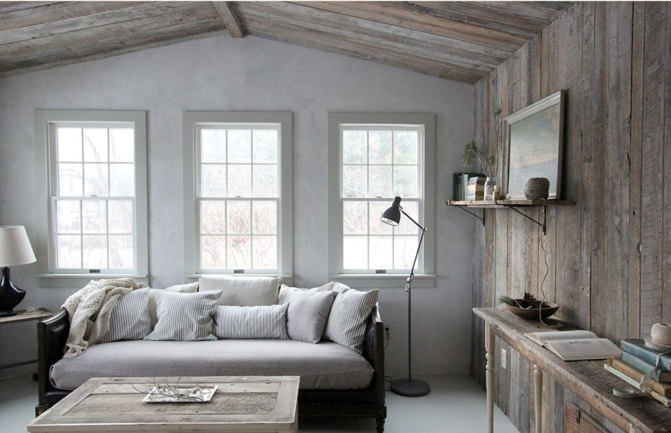 Was ist moderner Landhausstil? 2 Wohnzimmer mit Holzwänden