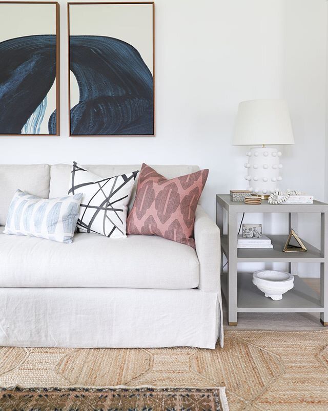 Wir haben Designer gefragt, wie viele Kissen zu viele sind, und es sind weniger, als wir dachten 2 Drei Kissen auf der Couch