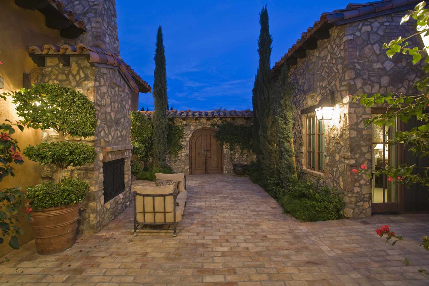 rustic courtyard ideas