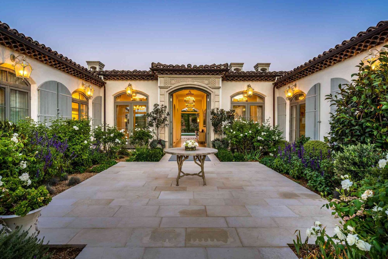 1735719214 52 Courtyard Ideas to Maximize Your Outdoor Space